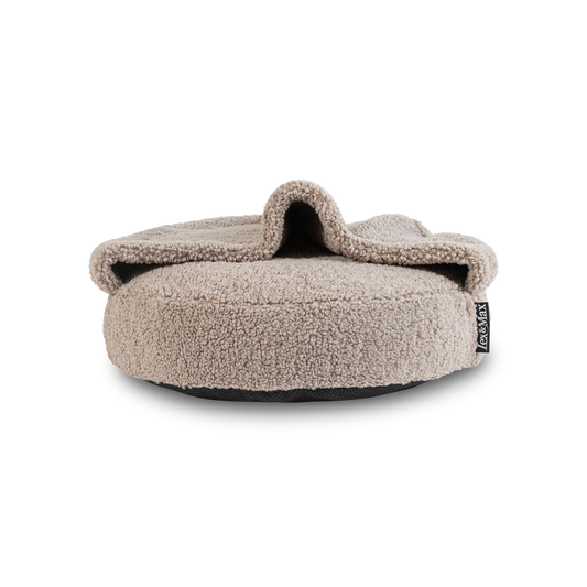 Ronde hondenmand van beige teddystof met vastgenaaid dekentje